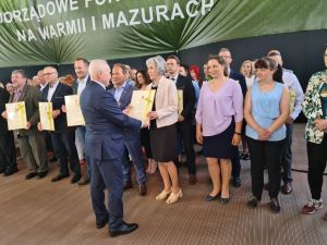 Foto Wyróżnieni Sołtysi podczas Samorządowego Forum Sołtysów w Ostródzie 20 maja 2022